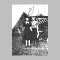 022-0287 Goldbacher Jugend vor 1945. Almut Schergaut und Margarete Schulz im Fruehjahr 1942 im Garten bei Schulz..jpg